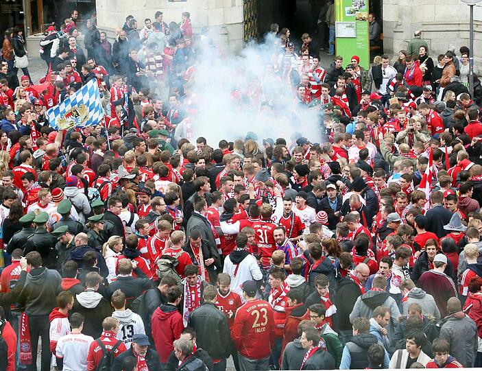 Fans lassen es beim Champions-League-Finale des FC Bayern gegen Dortmund rund um den Marienplatz krachen. Die Bilder