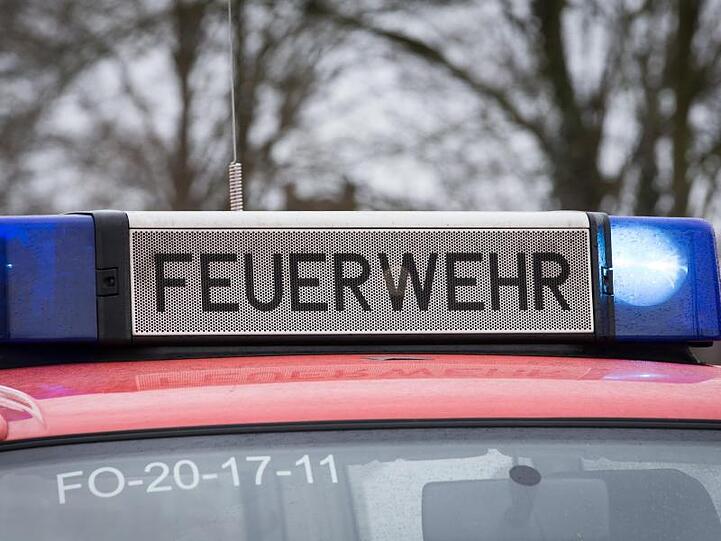 Das Blaulicht eines Feuerwehrautos leuchtet an einem Einsatzort. Foto: Friso Gentsch/dpa/Symbolbild