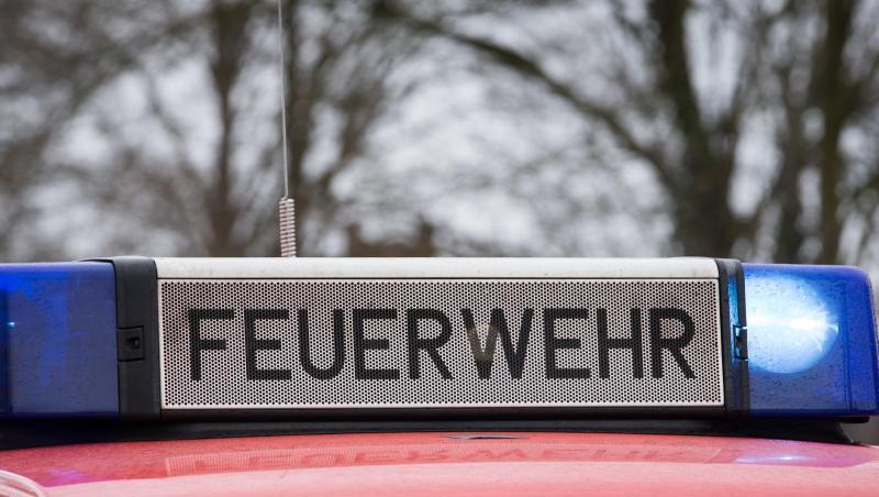 Das Blaulicht eines Feuerwehrautos leuchtet an einem Einsatzort. Foto: Friso Gentsch/dpa/Symbolbild Das Blaulicht eines Feuerwehrautos leuchtet an einem Einsatzort. Foto: Friso Gentsch/dpa/Symbolbild
