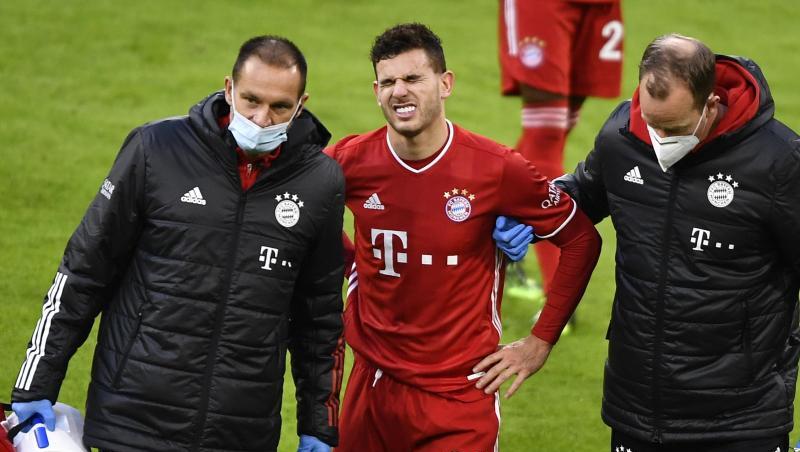 Bayerns Lucas Hernandez geht verletzt vom Platz.