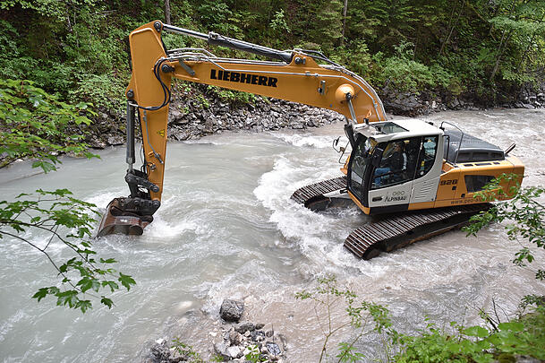 Ein Bagger schüttete 2018 in der Partnach einen Weg auf, um an die vom Hochwasser weggerissene Stelle zu kommen. Ein Bagger schüttete 2018 in der Partnach einen Weg auf, um an die vom Hochwasser weggerissene Stelle zu kommen.