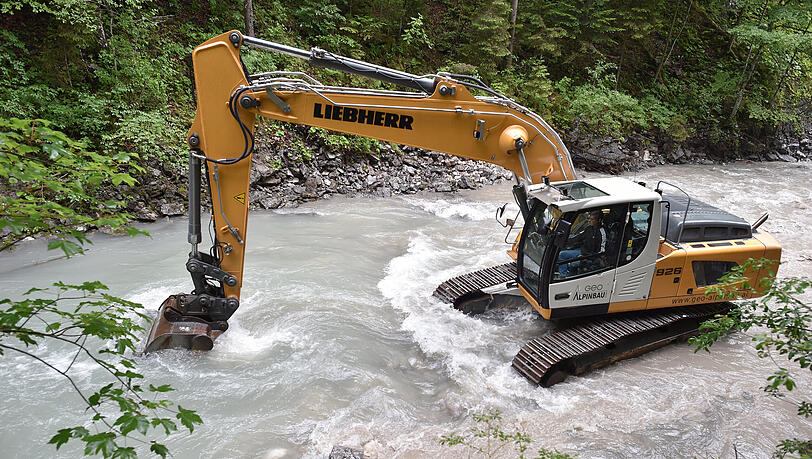 Ein Bagger schüttete 2018 in der Partnach einen Weg auf, um an die vom Hochwasser weggerissene Stelle zu kommen. Ein Bagger schüttete 2018 in der Partnach einen Weg auf, um an die vom Hochwasser weggerissene Stelle zu kommen.