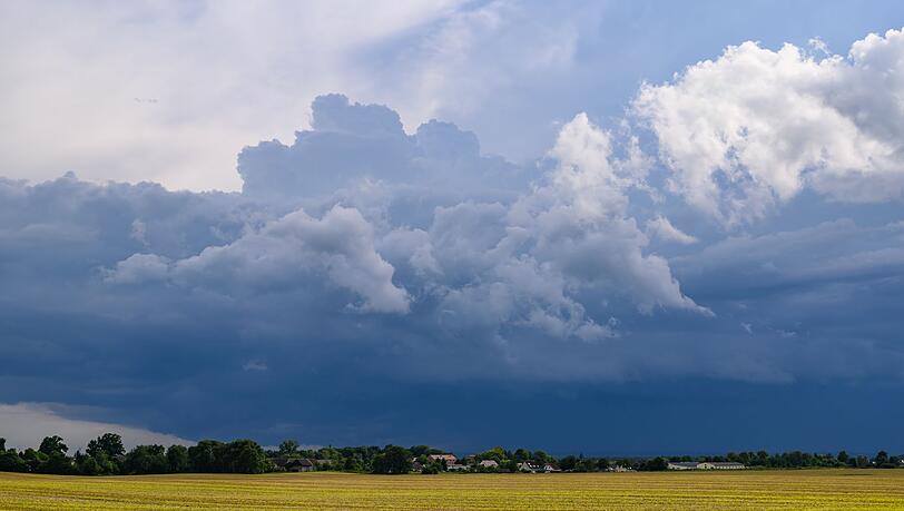 Nach neuen Höchsttemperaturen von bis zu 39 Grad in Bayern warnt der DWD vor Gewittern und Starkregen in dieser Woche.