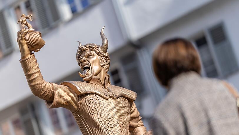 Die umstrittene Figur soll laut Stadt an Ort und Stelle vor dem Rathaus stehen bleiben. Die umstrittene Figur soll laut Stadt an Ort und Stelle vor dem Rathaus stehen bleiben.