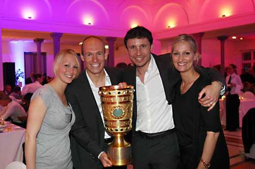 Die Holländische Fraktion des FC Bayern, mal ohne Trainer: Arjen Robben mit Frau Bernadien (l.) und Kapitän Mark van Bommel mit Andra.