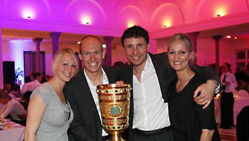 Die Holländische Fraktion des FC Bayern, mal ohne Trainer: Arjen Robben mit Frau Bernadien (l.) und Kapitän Mark van Bommel mit Andra. Die Holländische Fraktion des FC Bayern, mal ohne Trainer: Arjen Robben mit Frau Bernadien (l.) und Kapitän Mark van Bommel mit Andra.
