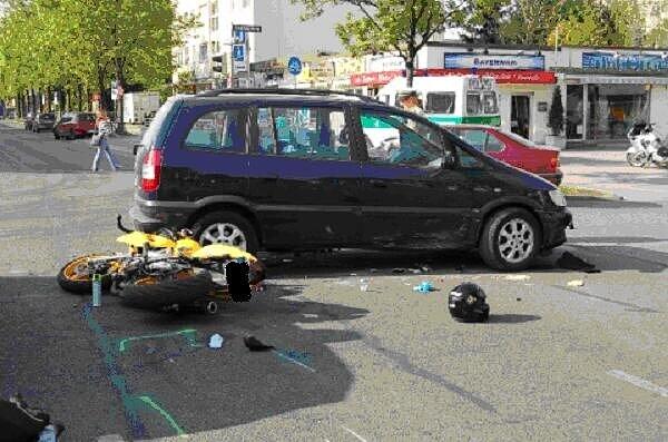 Die Motorradfahrerin wurde auf die Straße geschleudert und verletzte sich schwer.