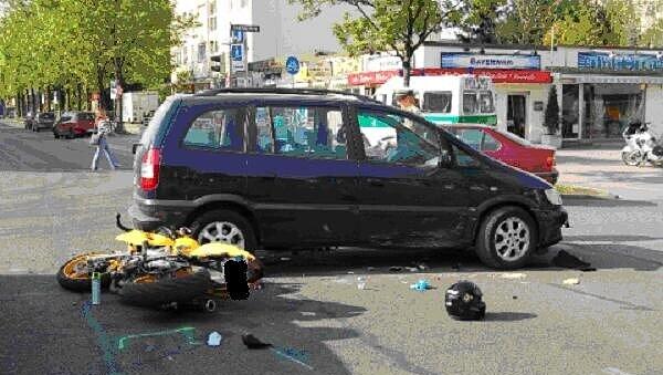Die Motorradfahrerin wurde auf die Straße geschleudert und verletzte sich schwer. Die Motorradfahrerin wurde auf die Straße geschleudert und verletzte sich schwer.