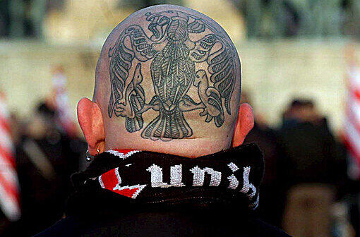 Ein Neonazi mit einer Tätowierung am Hinterkopf (Symbolbild): In Münchne ist ein Maurer vorläufig festgenommen worden, weil er verfassungswidrige Symbole auf dem Rücken offen zur Schau getragen hatte.