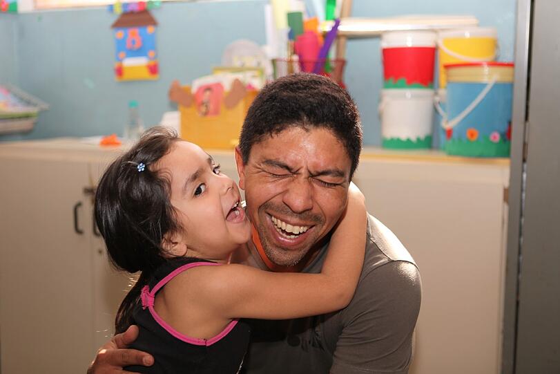 Dicker Schmatzer: Giovane Elber besucht den Kinderhort in Londrina.