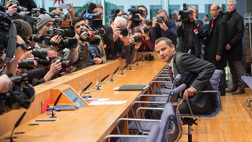 Auf der Bundespressekonferenz äußerte sich Sebastian Edathy am Donnerstag das erste mal zu den Kinderporno-Vorwürfen um seine Person. Auf der Bundespressekonferenz äußerte sich Sebastian Edathy am Donnerstag das erste mal zu den Kinderporno-Vorwürfen um seine Person.