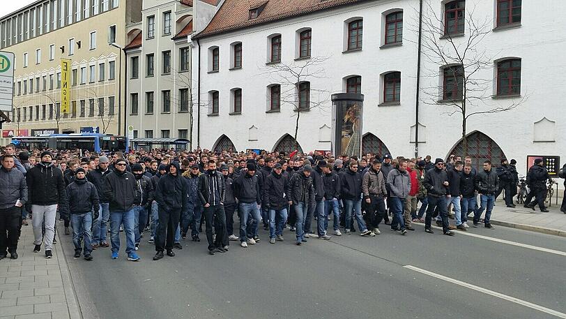 Amateur-Derby: FC Bayern II gegen den TSV 1860 II - Fans treffen sich in den Innenstadt. Die Bilder...
