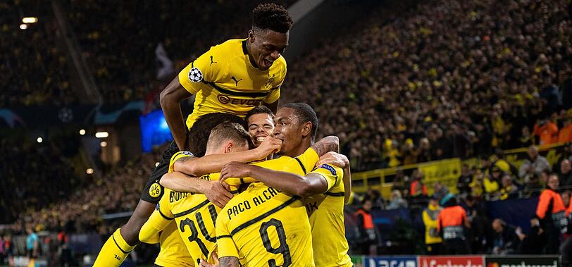 Dortmunds Dan-Axel Zagadou (l-r), Jacob Bruun Larsen, Julian Weigl, Torschütze Paco Alcacer und Abdou Diallo jubeln nach dem Treffer zum 2:0.