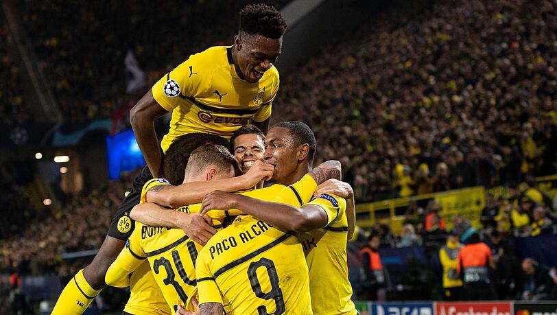 Dortmunds Dan-Axel Zagadou (l-r), Jacob Bruun Larsen, Julian Weigl, Torschütze Paco Alcacer und Abdou Diallo jubeln nach dem Treffer zum 2:0. Dortmunds Dan-Axel Zagadou (l-r), Jacob Bruun Larsen, Julian Weigl, Torschütze Paco Alcacer und Abdou Diallo jubeln nach dem Treffer zum 2:0.