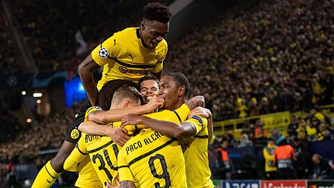 Dortmunds Dan-Axel Zagadou (l-r), Jacob Bruun Larsen, Julian Weigl, Torschütze Paco Alcacer und Abdou Diallo jubeln nach dem Treffer zum 2:0.