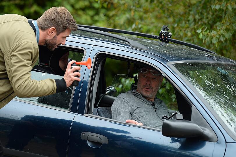 Die Challenge für Ronald: Er muss in einem untergehenden Auto einen Ball durch ein Netz befördern. Die Bilder.
