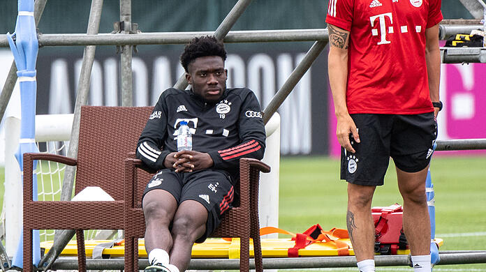 Wann kann er wieder spielen? Alphonso Davies vom FC Bayern München. (Archivbild)