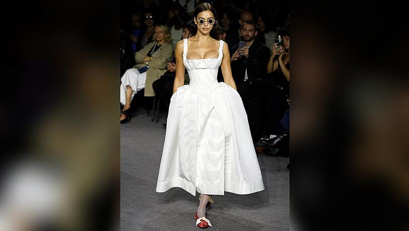 Irina Shayk in einem Milkmaid-Sundress bei der Andreas Kronthaler for Vivienne Westwood Fashion Show für die Frühjahrs- und Sommermode 2024. Irina Shayk in einem Milkmaid-Sundress bei der Andreas Kronthaler for Vivienne Westwood Fashion Show für die Frühjahrs- und Sommermode 2024.