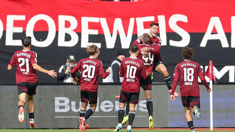 Die Nürnberger Spieler bejubeln das Siegtor zum 3:2.