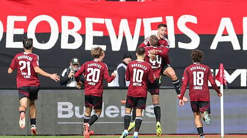 Die Nürnberger Spieler bejubeln das Siegtor zum 3:2.