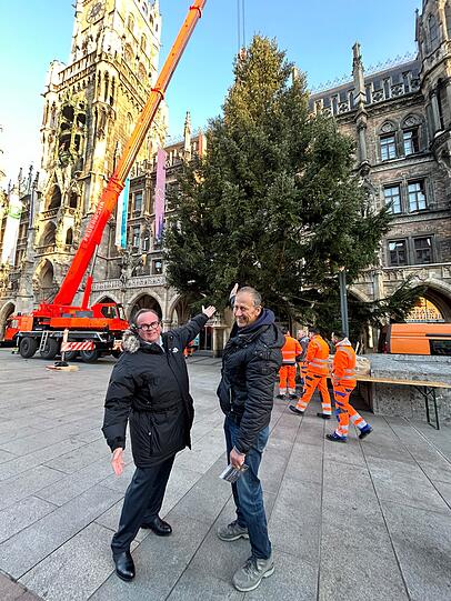 Münchens Wirtschaftsreferent Clemens Baumgärtner (links) und Antdorfs Bürgermeister Klaus Kostalek posieren vor dem neuen Christbaum am Marienplatz.