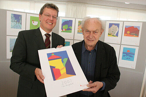Toni Burghart bei der Vorstellung seines Kunstkalenders 2007 mit Matthias Everding, dem Vorstandsvorsitzenden der Sparkasse Nürnberg.