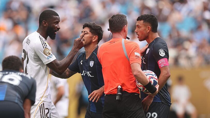 Antonio Rüdiger (l) streitet mit Gustavo Cabral von CF Pachuca (r), dem er eine rassistische Beleidigung vorwarf. Antonio Rüdiger (l) streitet mit Gustavo Cabral von CF Pachuca (r), dem er eine rassistische Beleidigung vorwarf.