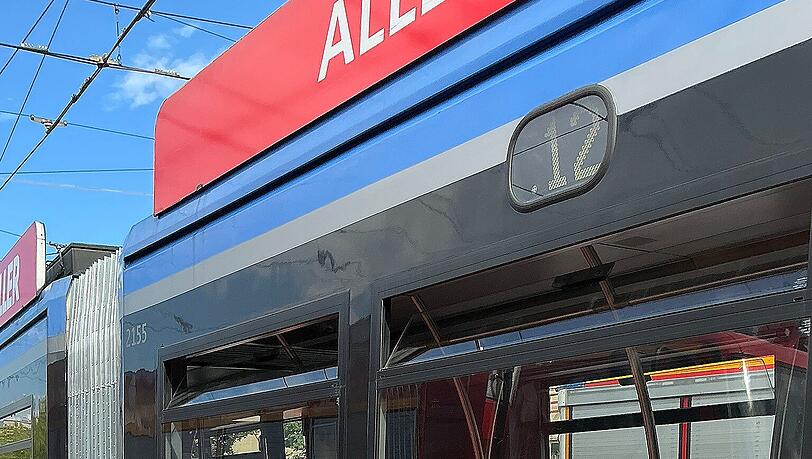 Rund 25 Einsatzkräfte der Feuerwehr und mehrere Fahrzeuge des Rettungsdienstes waren vor Ort. Rund 25 Einsatzkräfte der Feuerwehr und mehrere Fahrzeuge des Rettungsdienstes waren vor Ort.