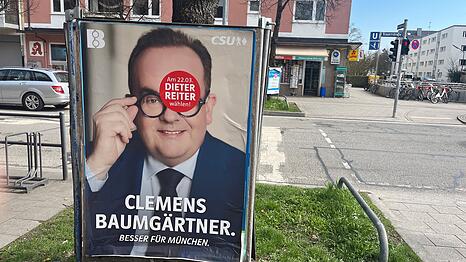 Clemens Baumg&auml;rtner (CSU) sieht pl&ouml;tzlich rot durch seine stadtbekannte Brille. Vor der Stichwahl am Sonntag (22.3.) empfiehlt die CSU, Dieter Reiter (SPD) zum OB zu w&auml;hlen.