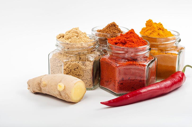 F&uuml;r mehr Sch&auml;rfe greift man schnell zu Pfeffer, doch auch mit Chili, Ingwer sowie Kurkuma und scharfem Paprikapulver bringt man kreative W&uuml;rze in Gerichte. Damit wird auch Salz &uuml;berfl&uuml;ssig, denn scharfe Gerichte brauchen kein zus&auml;tzliches Salz. Doch Vorsicht: nicht jeder Gaumen vertr&auml;gt Sch&auml;rfe so gut, also lieber mit kleinen Mengen Chili oder Ingwer anfangen.