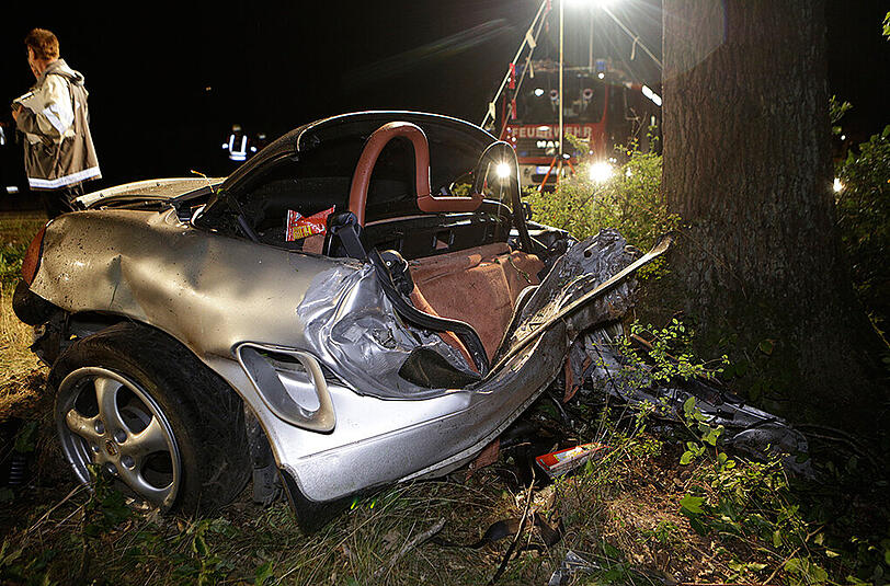 Porsche in zwei Teile gerissen - die Bilder vom Bergungseinsatz.