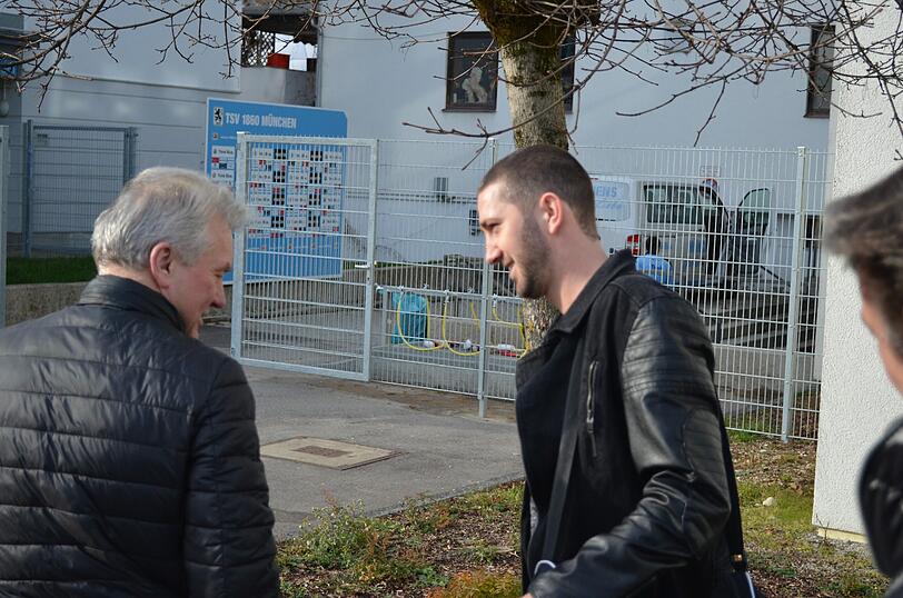 Hier begrüßen die Löwen ihren neuen Stürmer Sascha Mölders beim Trainingsauftakt nach der Winterpause.