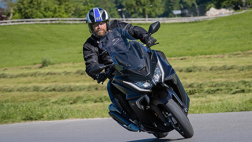 Der neue Zweizylinder-Motor wurde mittig in den Aluminium-Brückenrahmen integriert. Die
Der neue Zweizylinder wurde tief und flach verbaut, um den derzeit niedrigsten Schwerpunkt im
Touring-Roller Segment zu erreichen.