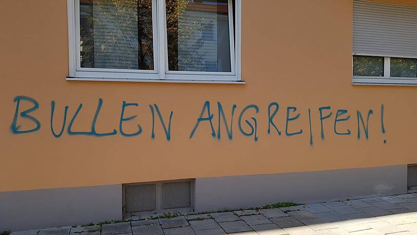 Wüste Beschimpfungen und Angst vor Gentrifizierung: In Giesing haben am 14. Oktober 2018 rund 30 Vandalen ihren Unmut an Häuser in der Aignerstraße, Alpenrosenstraße und am Alpenplatz geschmiert.