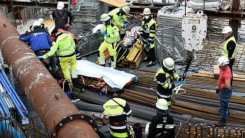 Mit Hilfe des Baukrans wurde der Verletzte in einer Schleifkorbtrage aus der Baustelle gehievt.