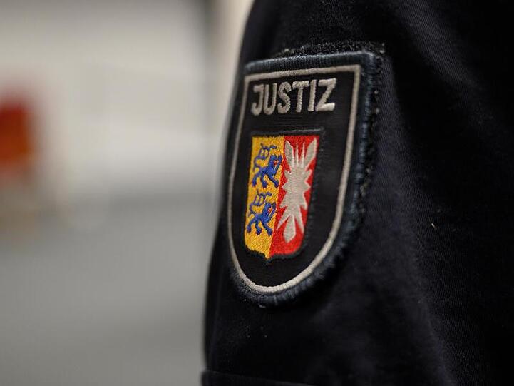 Das Landgericht Lübeck sah es als erwiesen an, dass die Frau aus Lensahn jahrelang gegenüber Krankenkassen, Behörden und Ärzten behauptet hatte, vier ihrer fünf Kinder litten an schweren Erkrankungen.