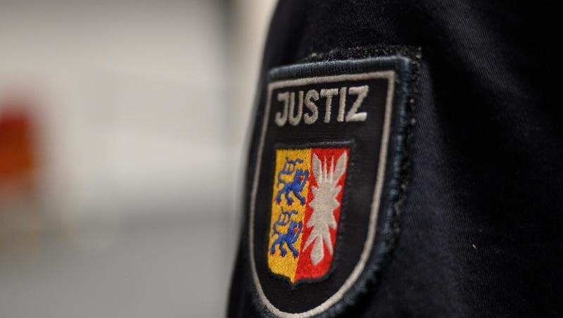 Das Landgericht Lübeck sah es als erwiesen an, dass die Frau aus Lensahn jahrelang gegenüber Krankenkassen, Behörden und Ärzten behauptet hatte, vier ihrer fünf Kinder litten an schweren Erkrankungen. Das Landgericht Lübeck sah es als erwiesen an, dass die Frau aus Lensahn jahrelang gegenüber Krankenkassen, Behörden und Ärzten behauptet hatte, vier ihrer fünf Kinder litten an schweren Erkrankungen.