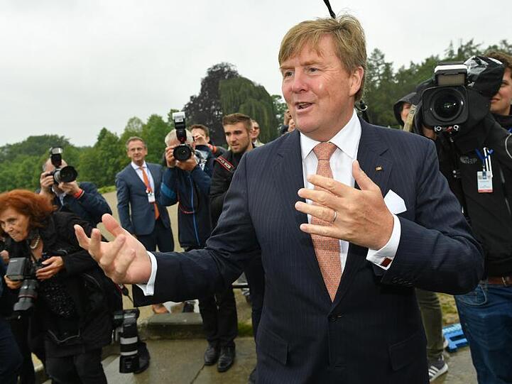 König Willem-Alexander der Niederlande begrüßte vor dem Schloss Sanssouci Schaulustige.