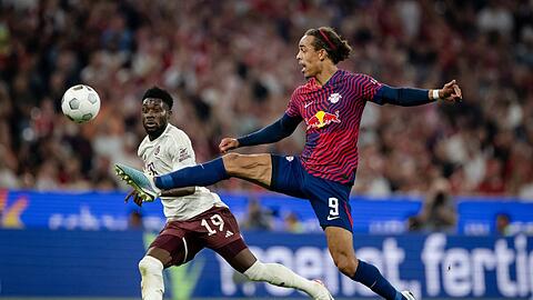 Yussuf Poulsen (r.) im Supercup gegen Bayern-Star Alphonso Davies