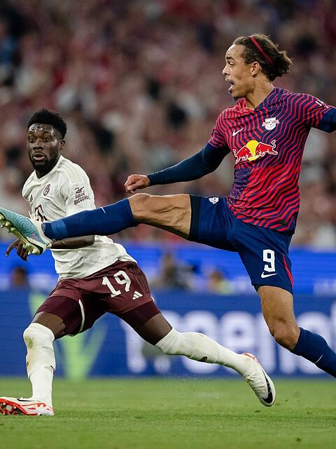 Yussuf Poulsen (r.) im Supercup gegen Bayern-Star Alphonso Davies.