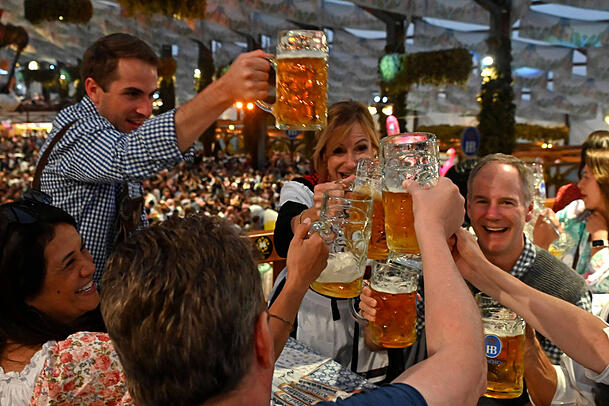 Feiernde in Hofbräu-Festzelt beim 188. Oktoberfest 2023 auf der Theresienwiese. Feiernde in Hofbräu-Festzelt beim 188. Oktoberfest 2023 auf der Theresienwiese.