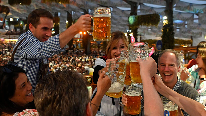 Feiernde in Hofbräu-Festzelt beim 188. Oktoberfest 2023 auf der Theresienwiese. Feiernde in Hofbräu-Festzelt beim 188. Oktoberfest 2023 auf der Theresienwiese.