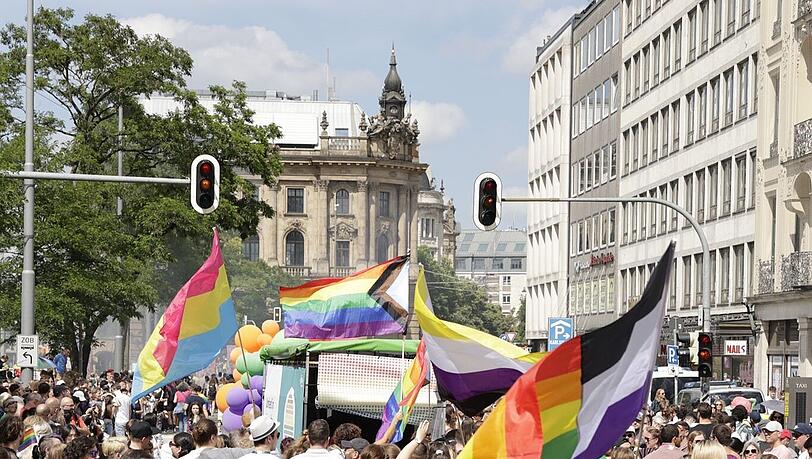 Vergangenes Jahr nahmen etwa 400.000 Menschen an der Politparade des CSD teil.
Für dieses Jahr haben sich 200 Gruppen angemeldet.