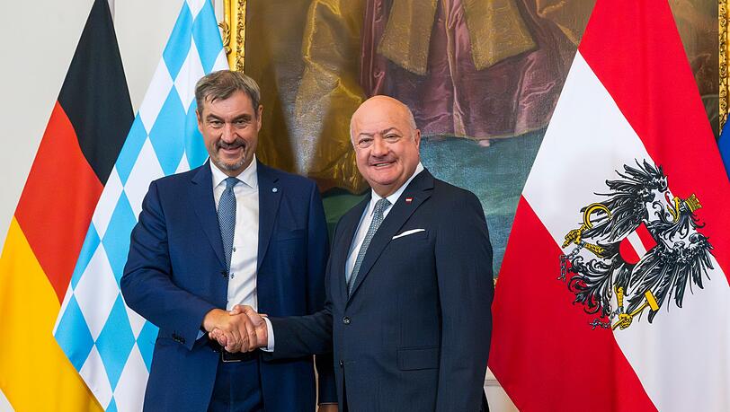 Enge Partner – aber mit politischen Herausforderungen: Markus Söder (l.) und Österreichs Kanzler Stocker (r.).