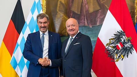 Enge Partner – aber mit politischen Herausforderungen: Markus Söder (l.) und Österreichs Kanzler Stocker (r.).