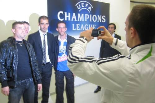 Ribéry knipst Barca-Trainer Pep Guardiola.