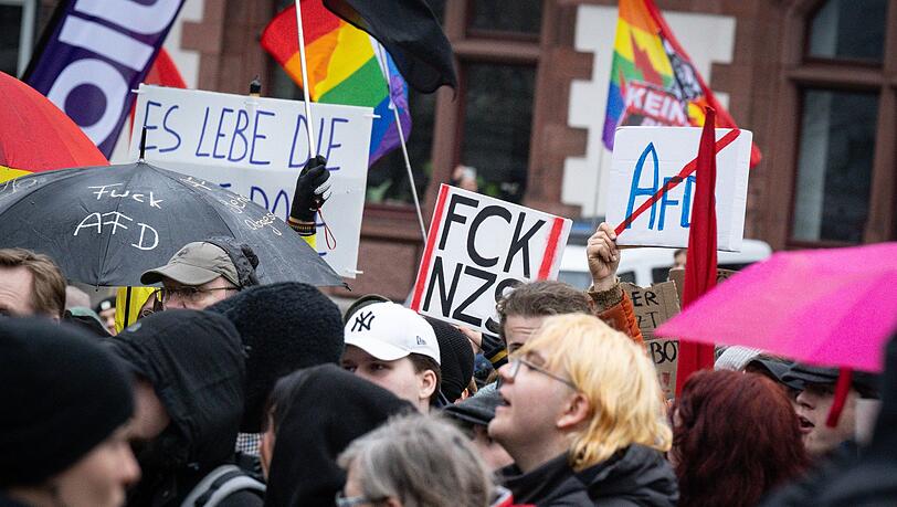 In Nordrhein-Westfalen gab es schon am Sonntag vehementen Protest gegen Auftritte des Th&uuml;ringer AfD-Landeschefs Bj&ouml;rn H&ouml;cke.
