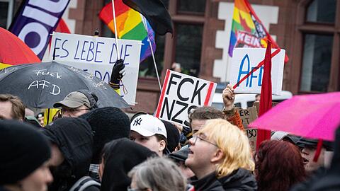 In Nordrhein-Westfalen gab es schon am Sonntag vehementen Protest gegen Auftritte des Th&uuml;ringer AfD-Landeschefs Bj&ouml;rn H&ouml;cke.