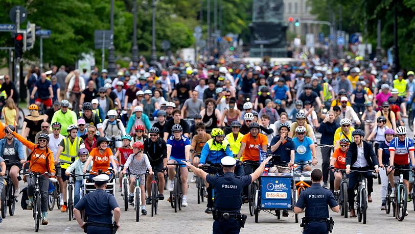 6.500 Menschen nahmen laut Polizei an der Fahrt teil. 6.500 Menschen nahmen laut Polizei an der Fahrt teil.