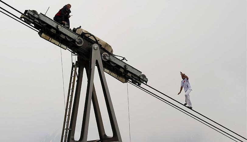 "Spaziergang" auf einem 50 Millimeter breiten Stahlseil zwischen Zugpitzplatt und Gipfel: die spektakulären Bilder vom Weltrekord des Schweizer Seiltänzers Freddy Nock.